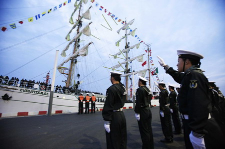 Chinese naval soldiers welcome the arrival of a Mexican military ship at the Qingdao port in east China's Shandong province, April 18, 2009.[Xinhua]