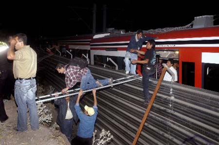 At least 50 people were injured in a train collision on Saturday night near the Mexico City, local media reported.[Xinhua/AFP] 