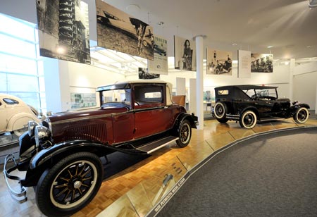 Photo taken on April 14, 2009 shows the 1928 Plymouth Model Q Coupe on display in Walter P. Chrysler Museum in Detroit, the United States. Visitors to the museum could experience the saga of the time-honored Chrysler LLC from its vehicle collection, historical photographs, advertisements and footage. [Gu Xinrong/Xinhua]