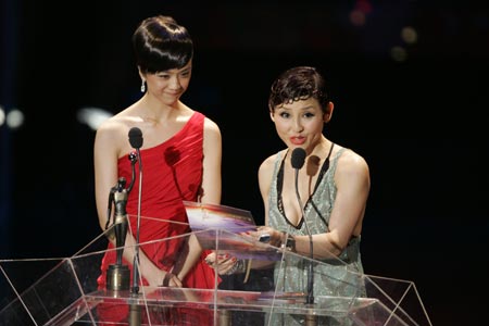 Chinese actress Tang Wei (L) and Hong Kong singer Prudence Liew attend the Hong Kong Film Awards in Hong Kong April 19, 2009. [Xinhua/Reuters]