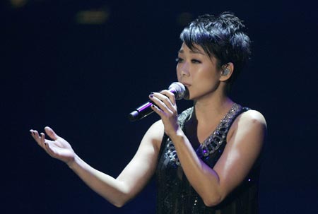 Hong Kong singer Sandy Lam performs during the Hong Kong Film Awards April 19, 2009. [Xinhua/Reuters] 