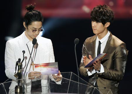 Taiwanese actor Vanness Ng (L) and Taiwanese singer Wu Chun present awards at the Hong Kong Film Awards April 19, 2009. [Xinhua/Reuters] 