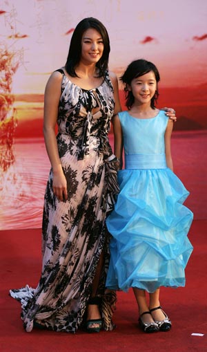 Chinese actresses Zhang Yuqi (L) and Xu Jiao arrive for the Hong Kong Film Awards April 19, 2009. [Xinhua/Reuters]