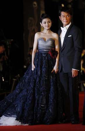 Hong Kong actor Louis Koo and Taiwan actress Barbie Hsu arrive at the Hong Kong Film Awards April 19, 2009.[China Daily/Agencies]