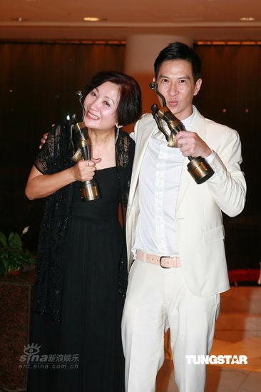 Hong Kong actors Nick Cheung (R) and Paw Hee-ching celebrate after winning the Best Actor and Best Actress awards at the Hong Kong Film Awards on Sunday, April 19, 2009.[Sina.com/TUNGSTAR]