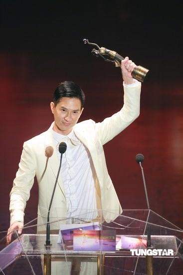 Hong Kong actor Nick Cheung celebrates after winning the Best Actor award at the Hong Kong Film Awards ceremony in Hong Kong on Sunday, April 19, 2009.[Sina.com/TUNGSTAR]