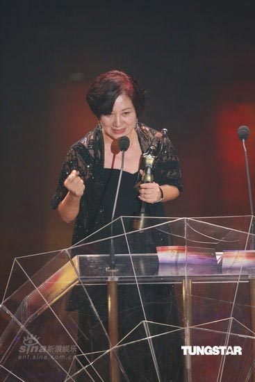 Hong Kong actress Paw Hee-ching celebrates after winning the Best Actress award at the Hong Kong Film Awards ceremony in Hong Kong on Sunday, April 19, 2009.[Sina.com/TUNGSTAR]