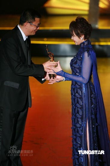 Hong Kong actress Josephine Siao (R) receives the Lifetime Achievement award from director Wong Kar-wai at the Hong Kong Film Awards ceremony in Hong Kong on Sunday, April 19, 2009. [Sina.com/TUNGSTAR]