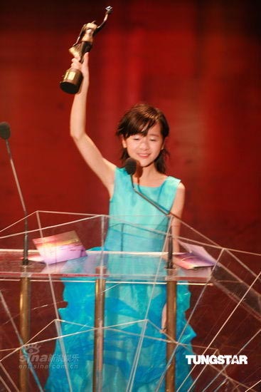 Teenager Xu Jiao shows off the trophy of the Best New Performer award at the Hong Kong Film Awards ceremony in Hong Kong on Sunday, April 19, 2009. [Sina.com/TUNGSTAR]