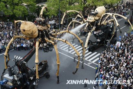 Two giant mechanical spiders, operated by French production company La Machine, walks along the waterfront in Yokohama, south of Tokyo April 19, 2009. The 37 tonne spider which stands at 12 metres tall is in Yokohama as part of the events celebrating the 150th anniversary of the opening of the Port of Yokohama.[Xinhua/Reuters]