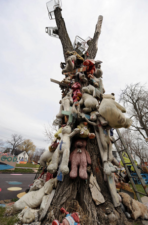 This photo taken on April 15 shows an artwork made by deserted toys. Some artists displayed their artworks which were all made by deserted stuff in Detroit, April 15, 2009, aiming at encouraging the local people to conquer the difficulties brought about by auto crisis there. [Gu Xinrong/Xinhua]