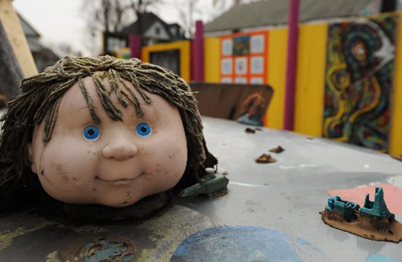 This photo taken on April 15 shows an artwork made by a deserted doll. Some artists displayed their artworks which were all made by deserted stuff in Detroit, April 15, 2009, aiming at encouraging the local people to conquer the difficulties brought about by auto crisis there. [Gu Xinrong/Xinhua]