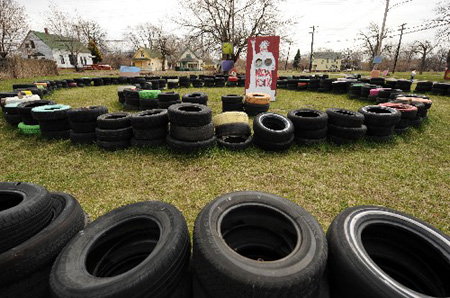 This photo taken on April 15 shows an artwork made by deserted tyres. Some artists displayed their artworks which were all made by deserted stuff in Detroit, April 15, 2009, aiming at encouraging the local people to conquer the difficulties brought about by auto crisis there. [Gu Xinrong/Xinhua] 