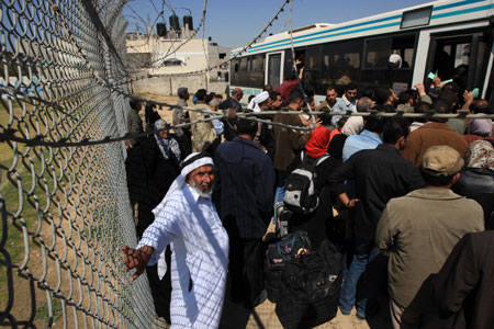 Palestinians wait to enter Gaza from Egypt through the Rafah border crossing, in the southern Gaza Strip, April 19, 2009. The Rafah crossing opened for two days on Saturday for Palestinians with humanitarian causes, a Palestinian border official said. [Wissam Nassar/Xinhua]