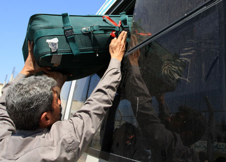 A Palestinian man waits to enter Gaza from Egypt through the Rafah border crossing, in the southern Gaza Strip, April 19, 2009. [Wissam Nassar/Xinhua]