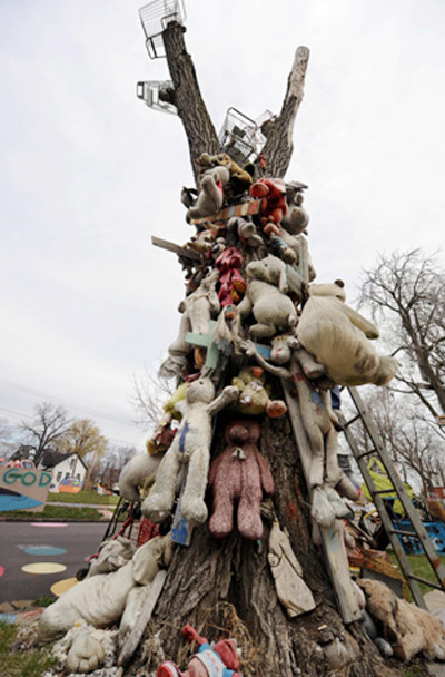 This photo taken on April 15 shows an artwork made by deserted toys. Some artists displayed their artworks which were all made by deserted stuff in Detroit, April 15, 2009, aiming at encouraging the local people to conquer the difficulties brought about by auto crisis there. [Xinhua/Gu Xinrong]