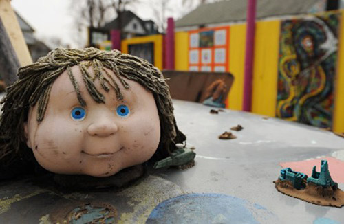 This photo taken on April 15 shows an artwork made by a deserted doll. Some artists displayed their artworks which were all made by deserted stuff in Detroit, April 15, 2009, aiming at encouraging the local people to conquer the difficulties brought about by auto crisis there. [Xinhua/Gu Xinrong]
