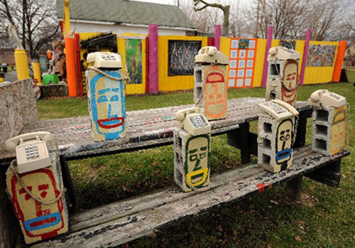 This photo taken on April 15 shows an artwork made by deserted telephones. Some artists displayed their artworks which were all made by deserted stuff in Detroit, April 15, 2009, aiming at encouraging the local people to conquer the difficulties brought about by auto crisis there. [Xinhua/Gu Xinrong]