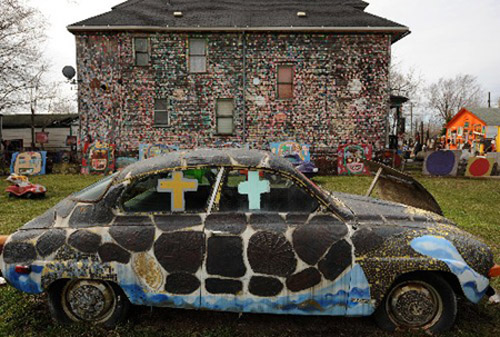 This photo taken on April 15 shows an artwork made by a deserted car. Some artists displayed their artworks which were all made by deserted stuff in Detroit, April 15, 2009, aiming at encouraging the local people to conquer the difficulties brought about by auto crisis there. [Xinhua/Gu Xinrong]