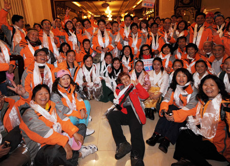 Visitors from Macao and Zhuhai City pose for photos with Tibetans in a hotel in Lhasa, capital of southwest China's Tibet Autonomous Region, April 11, 2009. (Xinhua Photo)