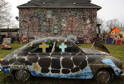 This photo taken on April 15 shows an artwork made by a deserted car. Some artists displayed their artworks which were all made by deserted stuff in Detroit, April 15, 2009, aiming at encouraging the local people to conquer the difficulties brought about by auto crisis there. [Xinhua]