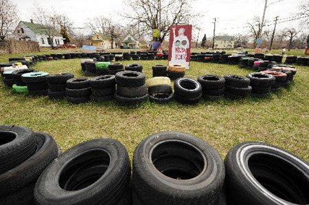 This photo taken on April 15 shows an artwork made by deserted tyres. Some artists displayed their artworks which were all made by deserted stuff in Detroit, April 15, 2009, aiming at encouraging the local people to conquer the difficulties brought about by auto crisis there. [Xinhua]