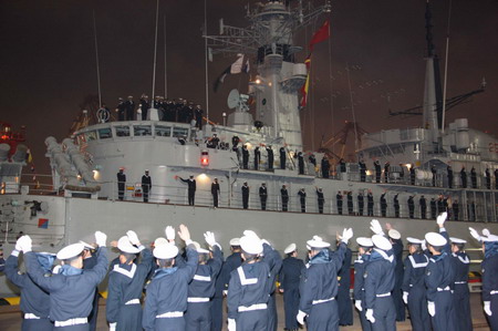 Chinese naval soldiers welcome the arrival of a Pakistani destroyer at the Qingdao port in east China&apos;s Shandong province, April 18, 2009. [Xinhua]