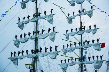 Mexican naval soldiers stand on the masts of their military ship upon its arrival at the Qingdao port in east China's Shandong province, April 18, 2009.[Xinhua]