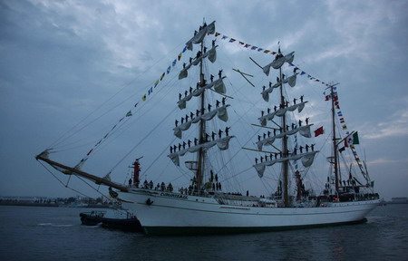 Mexican naval soldiers stand on the masts of their military ship upon its arrival at the Qingdao port in east China's Shandong province, April 18, 2009. [Xinhua]