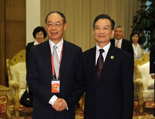 China's Premier Wen Jiabao (R) meets with Fredrick Chien, chief advisor of Taiwan's Cross-Straits Common Market Foundation, in Boao, south China's Hainan Province, April 18, 2009. [Huang Jingwen/Xinhua] 