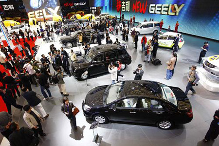 Visitors walk around at the Shanghai auto expo in Shanghai, east China, April 20, 2009. [Xinhua]