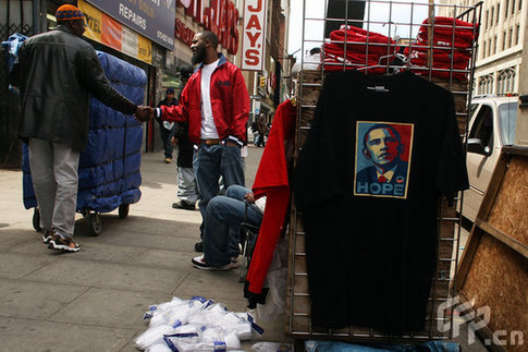 A street vendor displays Obama shirts on April 17, 2009 in Newark, New Jersey. New Jersey's largest city, Newark is struggling to hold onto economic gains made over the last decade. [CFP]