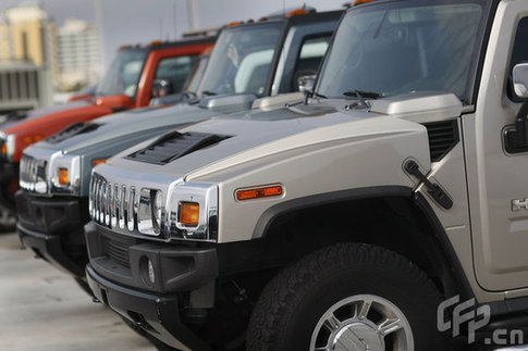 Hummers are seen on the sales lot of Williamson Cadillac Hummer on March 30, 2009 in Miami, Florida. [CFP]