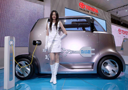 A model shows a Toyota Hi-CT concept car at the Shanghai auto expo in Shanghai, east China, April 20, 2009.[Chen Jianli/Xinhua]