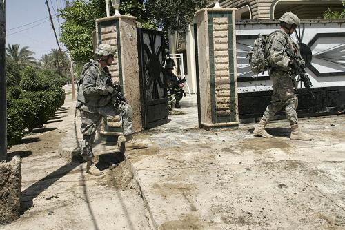 US soldiers secure the area following a suicide attack in the northeastern town of Baquba 60 kms from Baghdad on April 20, 2009. A suicide bomber disguised as an Iraqi policeman killed three officers and wounded eight US soldiers and a civilian today, in the third such attack on security forces in just over a week. [Xinhua/AFP]