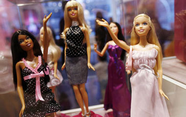 Barbie dolls are seen inside the FAO Schwartz toy store in New York, March 9, 2009. Barbie, the iconic doll that has claimed countless hours of girls' lives in a make-believe world that mirrored real life glamour, high-fashion and fabulous careers, is turning 50.[Xinhua/Reuters]