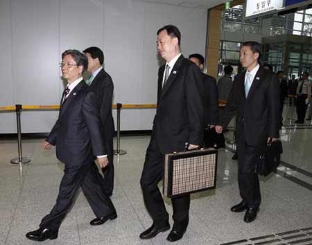 South Korean officials leave the customs, immigration and quarantine office, about 700 m (0.4 miles) south of the southern limiting line of the demilitarised zone (DMZ) separating the two Koreas in Paju, about 55 km (34 miles) north of Seoul, bound for the Kaesong inter-Korean industrial complex in the Democratic People's Republic of Korea (DPRK) April 21, 2009. [Xinhua/Reuters]