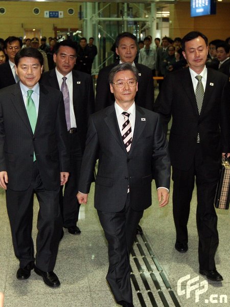 Kim Young-Tak (C), director general of the Kaesong Industrial Complex Project Bureau under Seoul's Unification Ministry, leads a South Korean delegation at a transit office in Paju near the Demilitarized Zone dividing tow Koreas on April 21, 2009. A South Korean delegation left for North Korea for the first official inter-Korean dialogue in over a year to discuss a troubled joint-industrial complex amid frozen political relations.[CFP] 