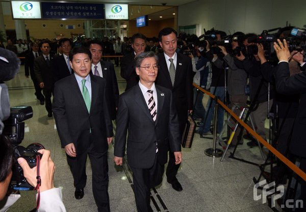 Kim Young-Tak (C), director general of the Kaesong Industrial Complex Project Bureau under Seoul's Unification Ministry, leads a South Korean delegation at a transit office in Paju near the Demilitarized Zone dividing tow Koreas on April 21, 2009. A South Korean delegation left for North Korea for the first official inter-Korean dialogue in over a year to discuss a troubled joint-industrial complex amid frozen political relations.[CFP] 