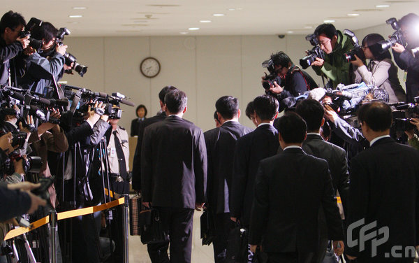 South Korean officials leave the customs, immigration and quarantine office, about 700 m (0.4 miles) south of the southern limiting line of the demilitarised zone (DMZ) separating the two Koreas in Paju, about 55 km (34 miles) north of Seoul, bound for the Kaesong inter-Korean industrial complex in the Democratic People's Republic of Korea (DPRK) April 21, 2009. [CFP]