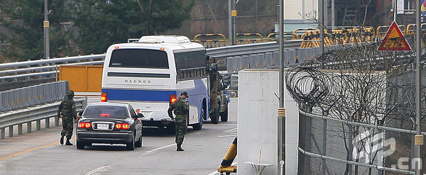 A South Korean delegation left for North Korea for the first official inter-Korean dialogue in over a year to discuss a troubled joint-industrial complex amid frozen political relations. [CFP]