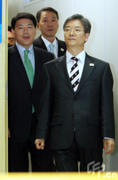 Kim Young-Tak (C), director general of the Kaesong Industrial Complex Project Bureau under Seoul's Unification Ministry, leads a South Korean delegation at a transit office in Paju near the Demilitarized Zone dividing tow Koreas on April 21, 2009. A South Korean delegation left for North Korea for the first official inter-Korean dialogue in over a year to discuss a troubled joint-industrial complex amid frozen political relations.[CFP] 