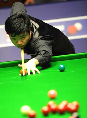 China's Ding Junhui hits the ball during the first round match against his compatriot Liang Wenbo at the 2009 World Snooker Championship in Sheffield, England, April 20, 2009. Ding leads by 5-4 after the first half. [Zeng Yi/Xinhua]