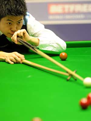 China's Liang Wenbo hits the ball during the first round match against his compatriot Ding Junhui at the 2009 World Snooker Championship in Sheffield, England, April 20, 2009. [Zeng Yi/Xinhua]