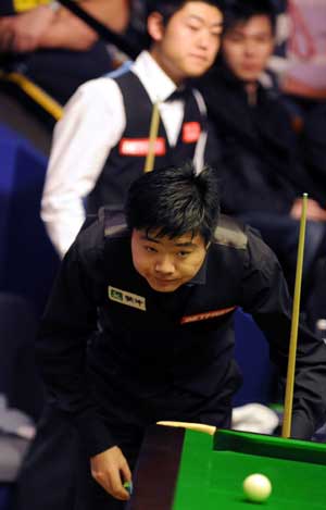 China's Ding Junhui reacts during the first round match against his compatriot Liang Wenbo at the 2009 World Snooker Championship in Sheffield, England, April 20, 2009. Ding leads by 5-4 after the first half. [Zeng Yi/Xinhua]