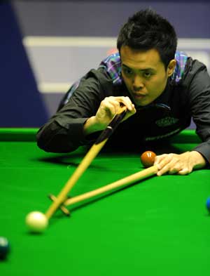  Marco Fu from Hong Kong of China hits the ball during the first round match against Northern Ireland's Joe Swail at the 2009 World Snooker Championship in Sheffield, England, April 20, 2009. [Zeng Yi/Xinhua]