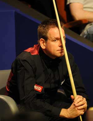 Northern Ireland's Joe Swail looks on during the first round match against Marco Fu from Hong Kong of China at the 2009 World Snooker Championship in Sheffield, England, April 20, 2009. Fu advanced to the next round by winning the match 10-4. [Zeng Yi/Xinhua]