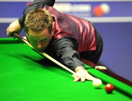 Northern Ireland's Joe Swail hits the ball during the first round match against Marco Fu from Hong Kong of China at the 2009 World Snooker Championship in Sheffield, England, April 20, 2009.[Zeng Yi/Xinhua] 