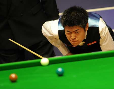 China's Liang Wenbo observes during the first round match against his compatriot Ding Junhui at the 2009 World Snooker Championship in Sheffield, England, April 20, 2009. Ding leads by 5-4 after the first half. [Zeng Yi/Xinhua]