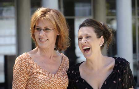 Actresses Christine Lahti (L) and Joely Fisher attend the African First Ladies Health Summit in Los Angeles April 20, 2009. [Xinhua/Reuters]